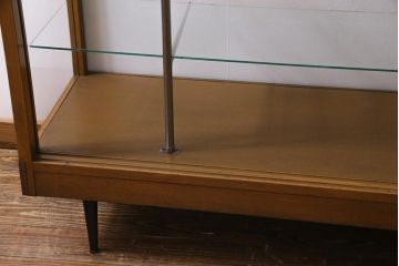 レトロ家具　昭和レトロ　脚付き　すっきりとしたデザインが取り入れやすいガラスケース(ショーケース、陳列棚)