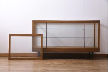 レトロ家具　昭和レトロ　脚付き　すっきりとしたデザインが取り入れやすいガラスケース(ショーケース、陳列棚)