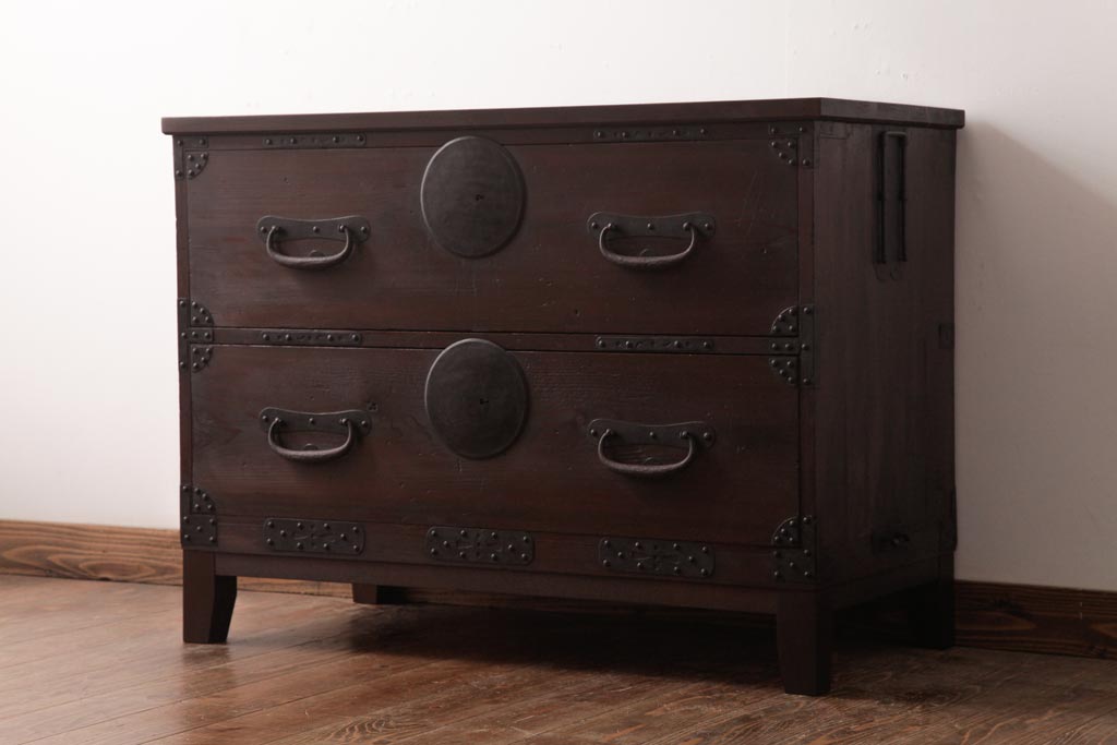 アンティーク家具　和製アンティーク　 脚付き　箪笥リメイク　鋲と大きな丸金具が印象的なリビングボード(アンティークチェスト、テレビ台)