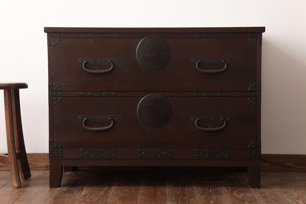 アンティーク家具　和製アンティーク　 脚付き　箪笥リメイク　鋲と大きな丸金具が印象的なリビングボード(アンティークチェスト、テレビ台)