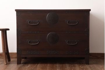 アンティーク家具　和製アンティーク　 脚付き　箪笥リメイク　鋲と大きな丸金具が印象的なリビングボード(アンティークチェスト、テレビ台)