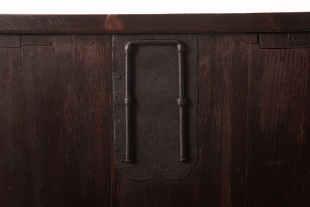 アンティーク家具　和製アンティーク　 脚付き　箪笥リメイク　鋲と大きな丸金具が印象的なリビングボード(アンティークチェスト、テレビ台)