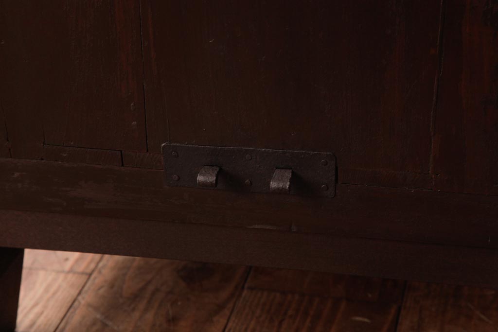 アンティーク家具　和製アンティーク　 脚付き　箪笥リメイク　鋲と大きな丸金具が印象的なリビングボード(アンティークチェスト、テレビ台)