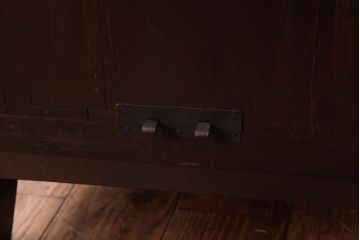 アンティーク家具　和製アンティーク　 脚付き　箪笥リメイク　鋲と大きな丸金具が印象的なリビングボード(アンティークチェスト、テレビ台)