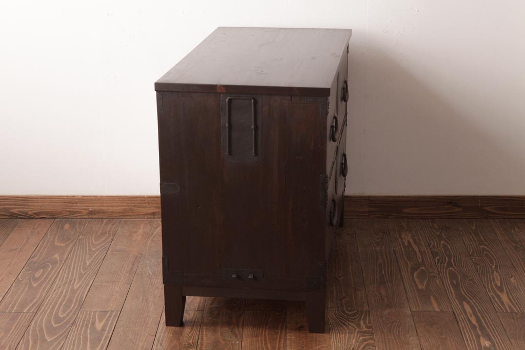 アンティーク家具　和製アンティーク　 脚付き　箪笥リメイク　鋲と大きな丸金具が印象的なリビングボード(アンティークチェスト、テレビ台)