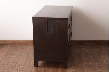 アンティーク家具　和製アンティーク　 脚付き　箪笥リメイク　鋲と大きな丸金具が印象的なリビングボード(アンティークチェスト、テレビ台)