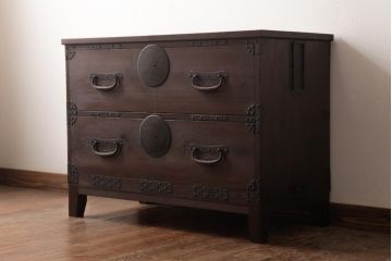 アンティーク家具　和製アンティーク　 脚付き　箪笥リメイク　鋲と大きな丸金具が印象的なリビングボード(アンティークチェスト、テレビ台)