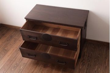 アンティーク家具　和製アンティーク　 脚付き　箪笥リメイク　鋲と大きな丸金具が印象的なリビングボード(アンティークチェスト、テレビ台)