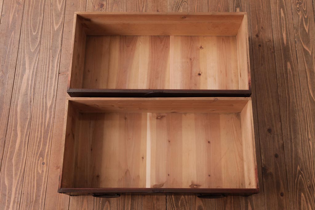 アンティーク家具　和製アンティーク　 脚付き　箪笥リメイク　鋲と大きな丸金具が印象的なリビングボード(アンティークチェスト、テレビ台)