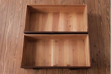 アンティーク家具　和製アンティーク　 脚付き　箪笥リメイク　鋲と大きな丸金具が印象的なリビングボード(アンティークチェスト、テレビ台)