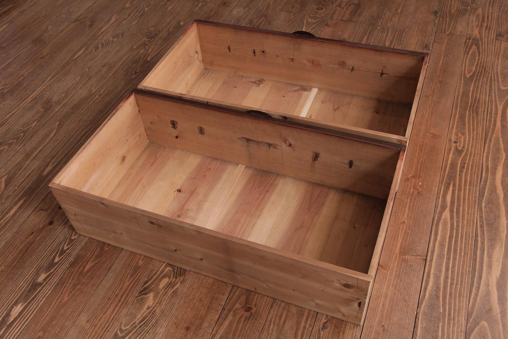 アンティーク家具　和製アンティーク　 脚付き　箪笥リメイク　鋲と大きな丸金具が印象的なリビングボード(アンティークチェスト、テレビ台)