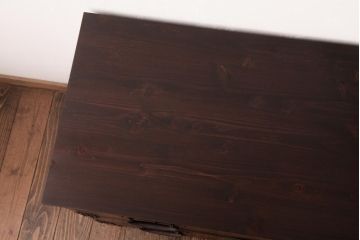 アンティーク家具　和製アンティーク　 脚付き　箪笥リメイク　鋲と大きな丸金具が印象的なリビングボード(アンティークチェスト、テレビ台)