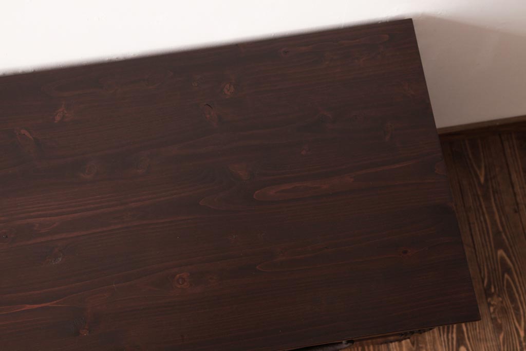 アンティーク家具　和製アンティーク　 脚付き　箪笥リメイク　鋲と大きな丸金具が印象的なリビングボード(アンティークチェスト、テレビ台)