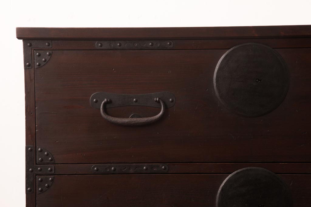 アンティーク家具　和製アンティーク　 脚付き　箪笥リメイク　鋲と大きな丸金具が印象的なリビングボード(アンティークチェスト、テレビ台)