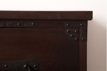 アンティーク家具　和製アンティーク　 脚付き　箪笥リメイク　鋲と大きな丸金具が印象的なリビングボード(アンティークチェスト、テレビ台)