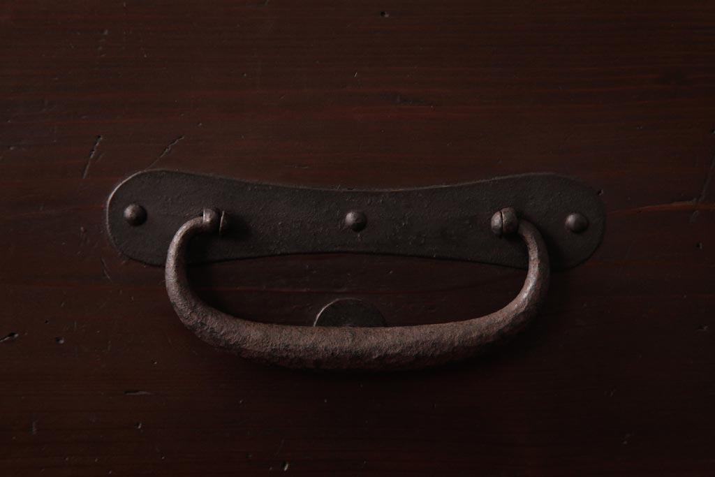 アンティーク家具　和製アンティーク　 脚付き　箪笥リメイク　鋲と大きな丸金具が印象的なリビングボード(アンティークチェスト、テレビ台)