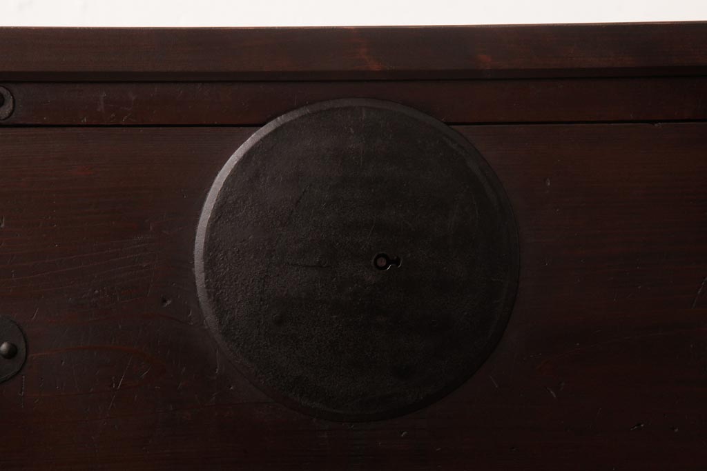 アンティーク家具　和製アンティーク　 脚付き　箪笥リメイク　鋲と大きな丸金具が印象的なリビングボード(アンティークチェスト、テレビ台)