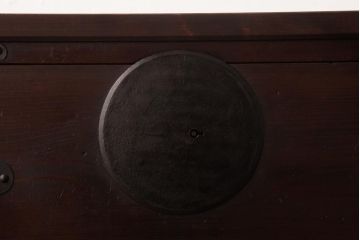 アンティーク家具　和製アンティーク　 脚付き　箪笥リメイク　鋲と大きな丸金具が印象的なリビングボード(アンティークチェスト、テレビ台)