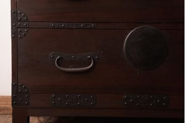 アンティーク家具　和製アンティーク　 脚付き　箪笥リメイク　鋲と大きな丸金具が印象的なリビングボード(アンティークチェスト、テレビ台)