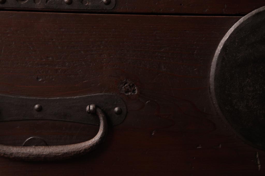 アンティーク家具　和製アンティーク　 脚付き　箪笥リメイク　鋲と大きな丸金具が印象的なリビングボード(アンティークチェスト、テレビ台)