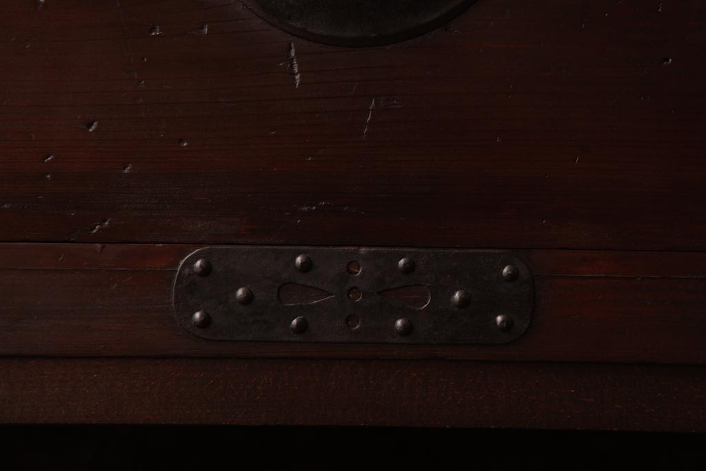 アンティーク家具　和製アンティーク　 脚付き　箪笥リメイク　鋲と大きな丸金具が印象的なリビングボード(アンティークチェスト、テレビ台)