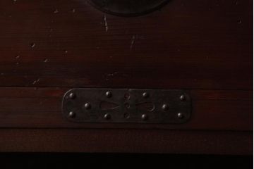 アンティーク家具　和製アンティーク　 脚付き　箪笥リメイク　鋲と大きな丸金具が印象的なリビングボード(アンティークチェスト、テレビ台)