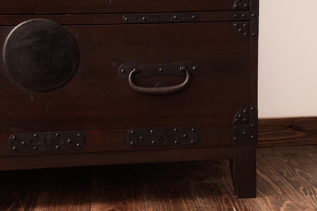 アンティーク家具　和製アンティーク　 脚付き　箪笥リメイク　鋲と大きな丸金具が印象的なリビングボード(アンティークチェスト、テレビ台)