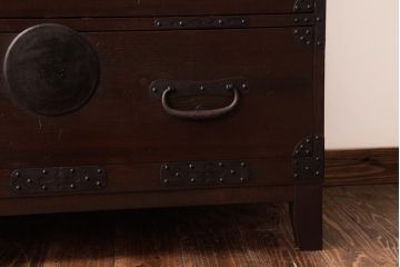 アンティーク家具　和製アンティーク　 脚付き　箪笥リメイク　鋲と大きな丸金具が印象的なリビングボード(アンティークチェスト、テレビ台)