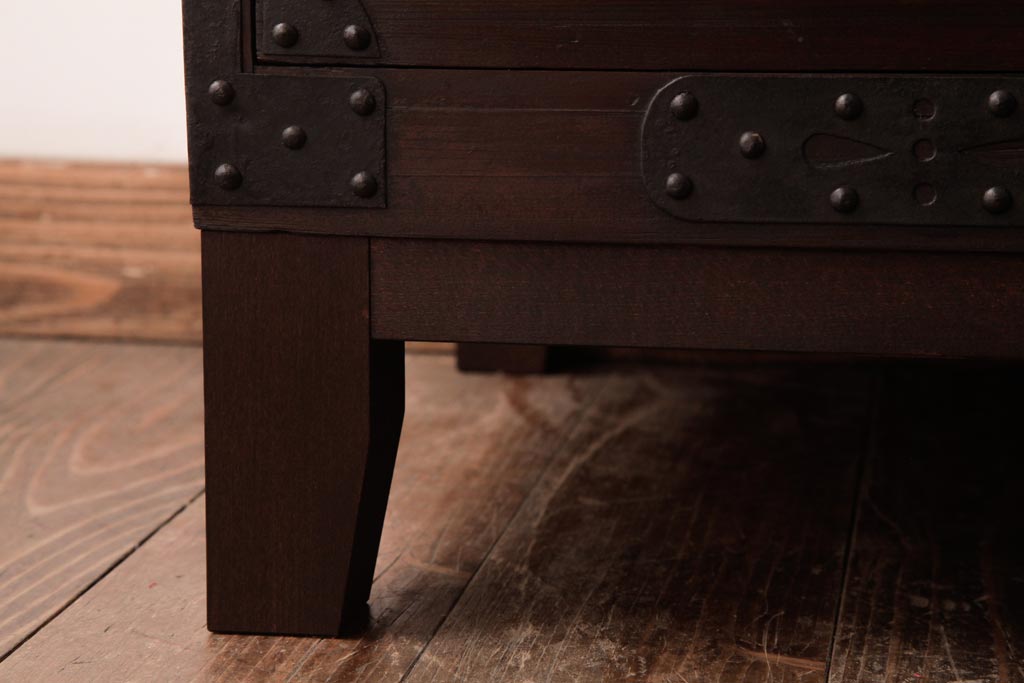 アンティーク家具　和製アンティーク　 脚付き　箪笥リメイク　鋲と大きな丸金具が印象的なリビングボード(アンティークチェスト、テレビ台)
