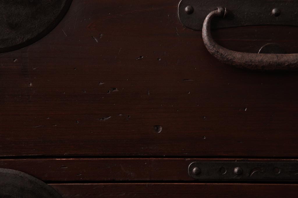 アンティーク家具　和製アンティーク　 脚付き　箪笥リメイク　鋲と大きな丸金具が印象的なリビングボード(アンティークチェスト、テレビ台)