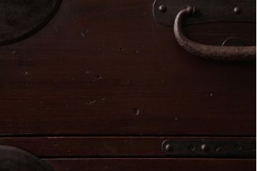 アンティーク家具　和製アンティーク　 脚付き　箪笥リメイク　鋲と大きな丸金具が印象的なリビングボード(アンティークチェスト、テレビ台)