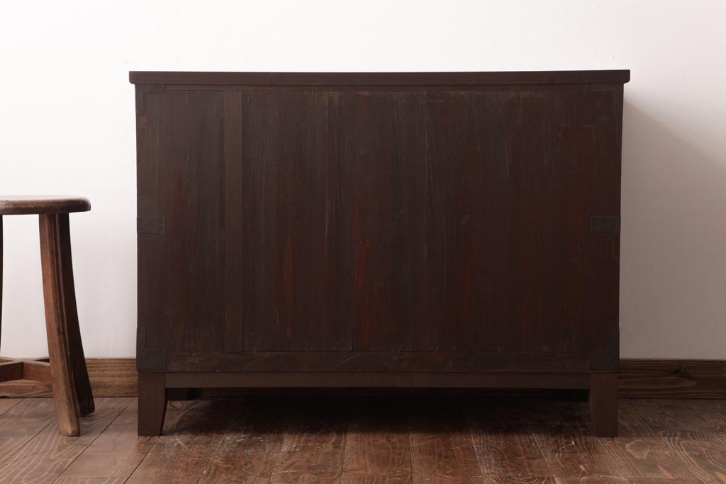 アンティーク家具　和製アンティーク　 脚付き　箪笥リメイク　鋲と大きな丸金具が印象的なリビングボード(アンティークチェスト、テレビ台)