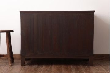 アンティーク家具　和製アンティーク　 脚付き　箪笥リメイク　鋲と大きな丸金具が印象的なリビングボード(アンティークチェスト、テレビ台)