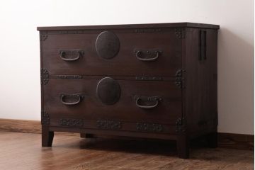 アンティーク家具　和製アンティーク　 脚付き　箪笥リメイク　鋲と大きな丸金具が印象的なリビングボード(アンティークチェスト、テレビ台)