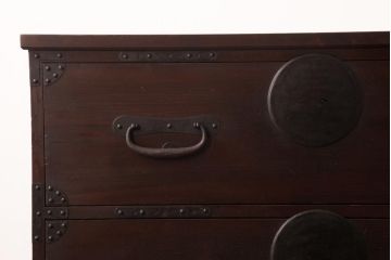 アンティーク家具　和製アンティーク　 脚付き　箪笥リメイク　鋲と大きな丸金具が印象的なリビングボード(アンティークチェスト、テレビ台)