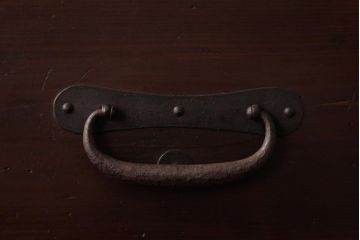 アンティーク家具　和製アンティーク　 脚付き　箪笥リメイク　鋲と大きな丸金具が印象的なリビングボード(アンティークチェスト、テレビ台)