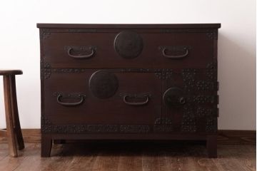 アンティーク家具　和製アンティーク　 脚付き　箪笥リメイク　金具が引き立つシンプルなデザインのリビングボード(アンティークチェスト、テレビ台)