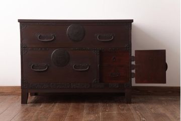 アンティーク家具　和製アンティーク　 脚付き　箪笥リメイク　金具が引き立つシンプルなデザインのリビングボード(アンティークチェスト、テレビ台)