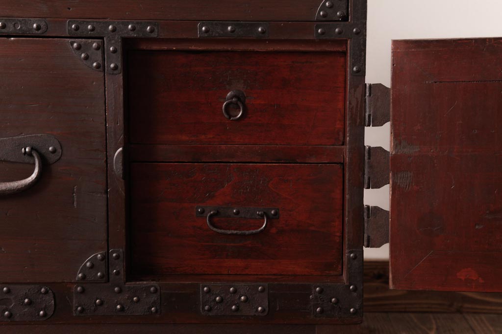 アンティーク家具　和製アンティーク　 脚付き　箪笥リメイク　金具が引き立つシンプルなデザインのリビングボード(アンティークチェスト、テレビ台)