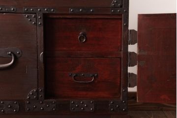 アンティーク家具　和製アンティーク　 脚付き　箪笥リメイク　金具が引き立つシンプルなデザインのリビングボード(アンティークチェスト、テレビ台)