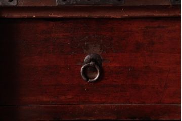 アンティーク家具　和製アンティーク　 脚付き　箪笥リメイク　金具が引き立つシンプルなデザインのリビングボード(アンティークチェスト、テレビ台)