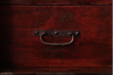 アンティーク家具　和製アンティーク　 脚付き　箪笥リメイク　金具が引き立つシンプルなデザインのリビングボード(アンティークチェスト、テレビ台)