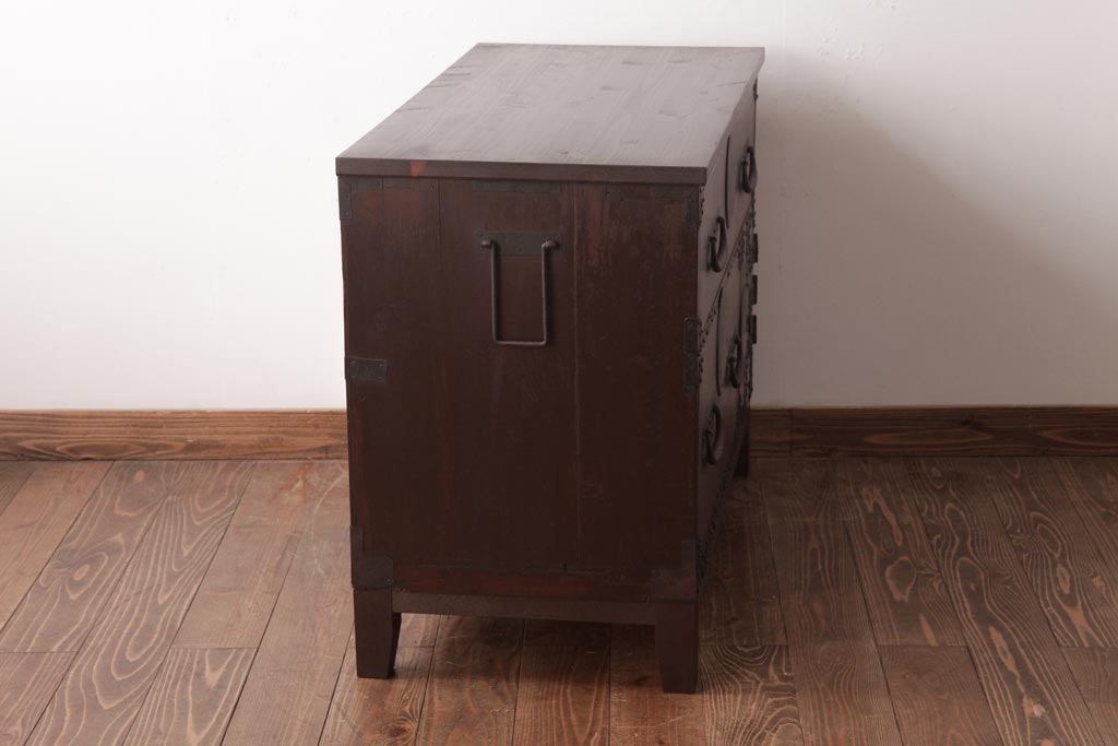 アンティーク家具　和製アンティーク　 脚付き　箪笥リメイク　金具が引き立つシンプルなデザインのリビングボード(アンティークチェスト、テレビ台)