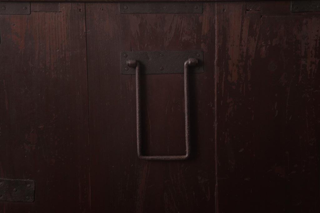 アンティーク家具　和製アンティーク　 脚付き　箪笥リメイク　金具が引き立つシンプルなデザインのリビングボード(アンティークチェスト、テレビ台)