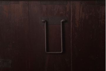 アンティーク家具　和製アンティーク　 脚付き　箪笥リメイク　金具が引き立つシンプルなデザインのリビングボード(アンティークチェスト、テレビ台)