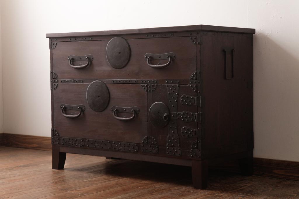 アンティーク家具　和製アンティーク　 脚付き　箪笥リメイク　金具が引き立つシンプルなデザインのリビングボード(アンティークチェスト、テレビ台)