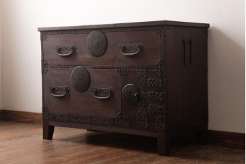 アンティーク家具　和製アンティーク　 脚付き　箪笥リメイク　金具が引き立つシンプルなデザインのリビングボード(アンティークチェスト、テレビ台)