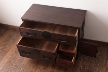アンティーク家具　和製アンティーク　 脚付き　箪笥リメイク　金具が引き立つシンプルなデザインのリビングボード(アンティークチェスト、テレビ台)