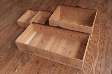 アンティーク家具　和製アンティーク　 脚付き　箪笥リメイク　金具が引き立つシンプルなデザインのリビングボード(アンティークチェスト、テレビ台)