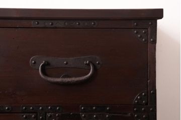 アンティーク家具　和製アンティーク　 脚付き　箪笥リメイク　金具が引き立つシンプルなデザインのリビングボード(アンティークチェスト、テレビ台)